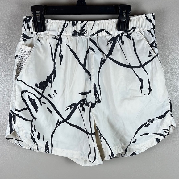 NWOT The North Face Black and White Athletic Shorts - Picture 7 of 7